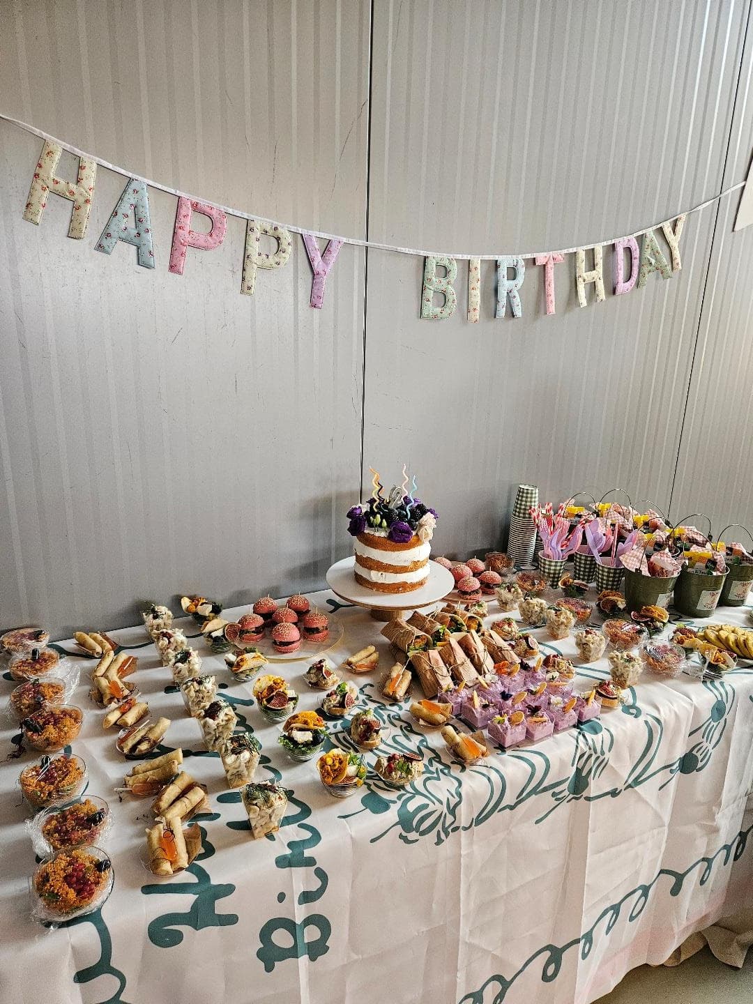 Kinderen vieren verjaardag met creatieve activiteiten