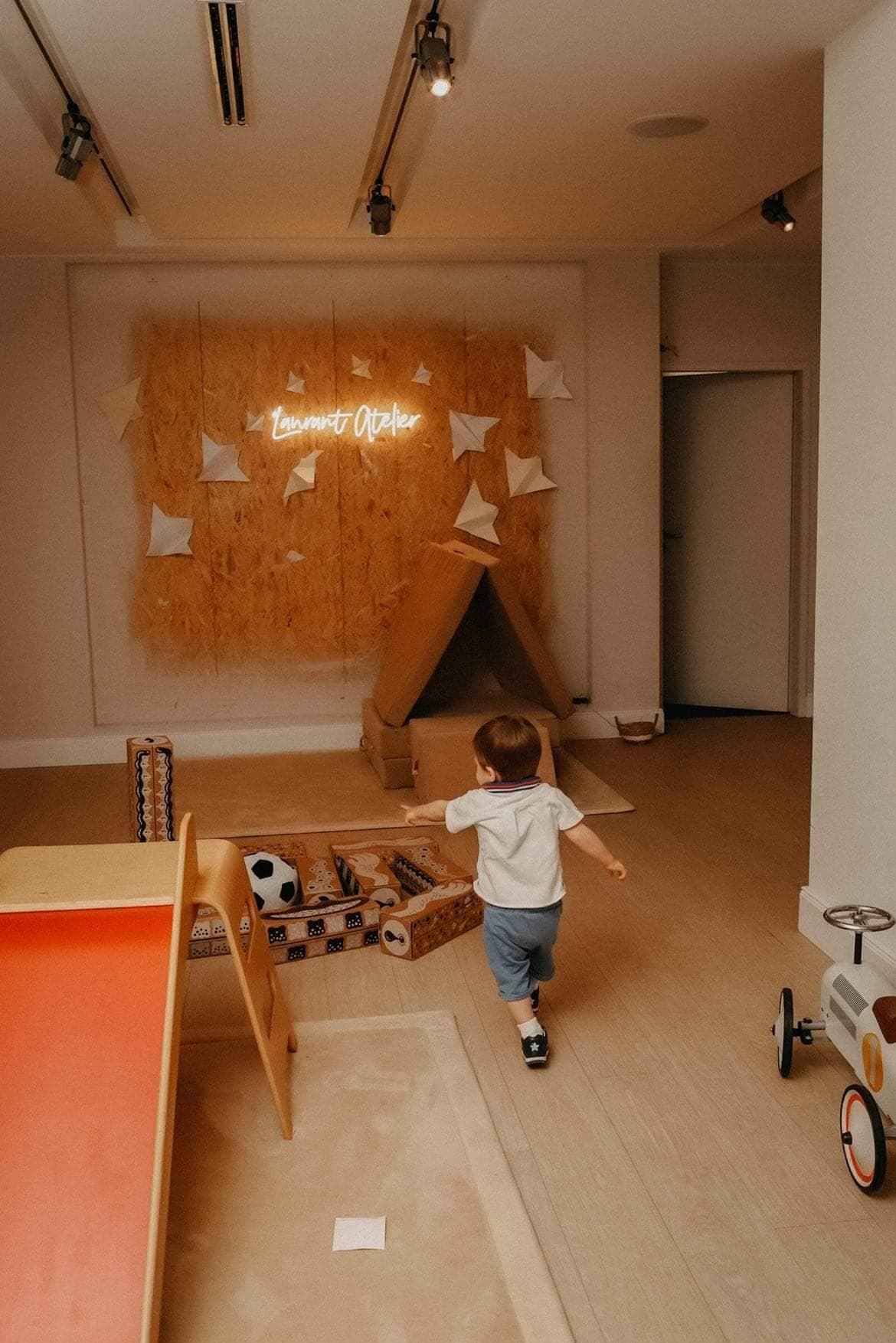 Juf Stacy in het atelier