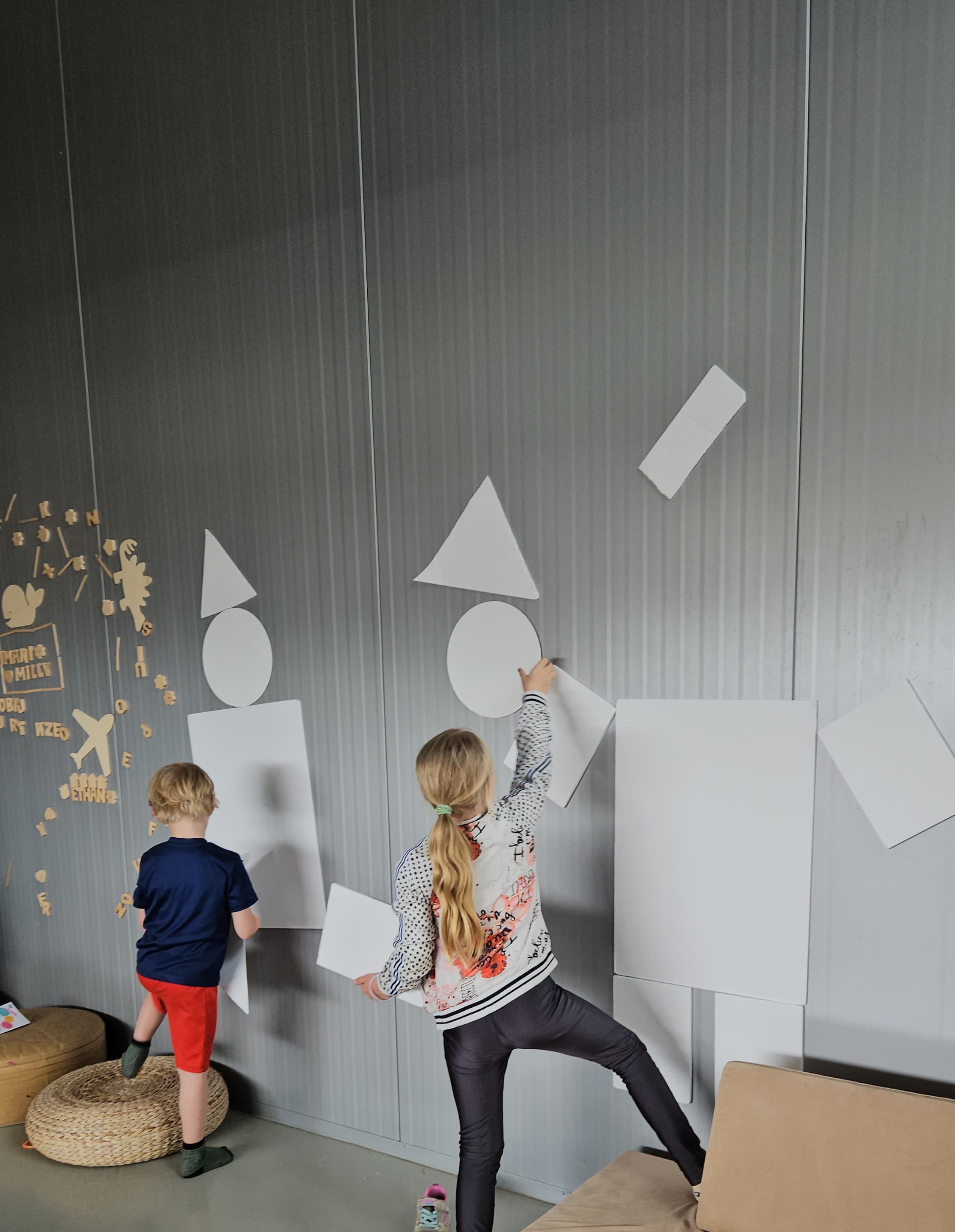 Kinderen vieren verjaardag met creatieve activiteiten
