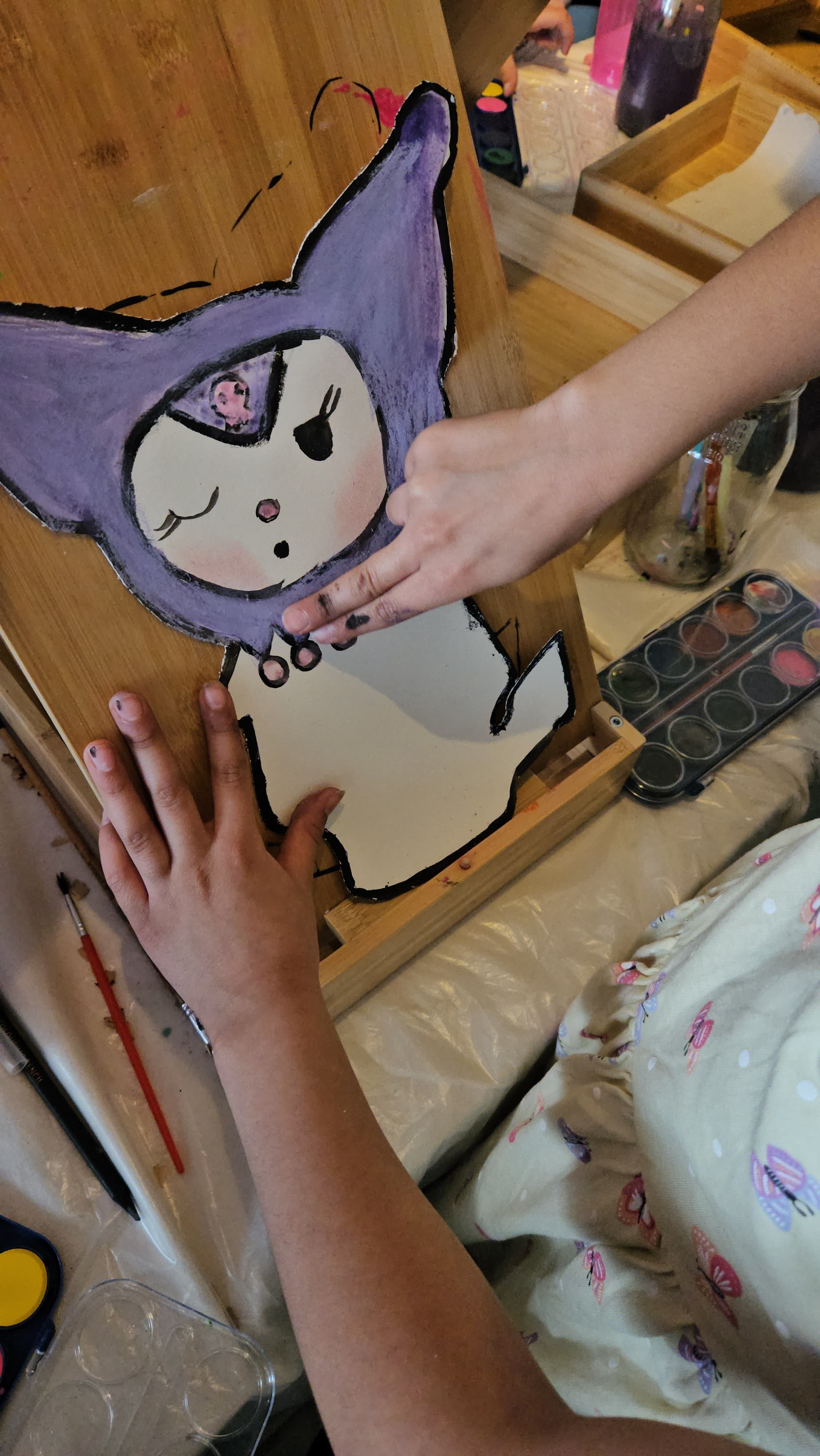 Gelukkige kinderen tijdens creatief kinderfeestje