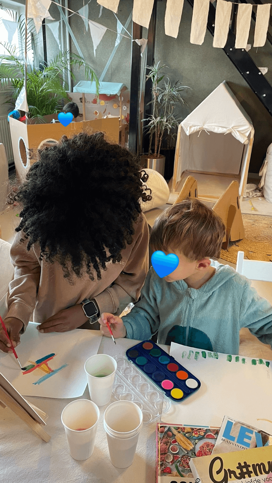 Kinderen maken samen kunstwerken