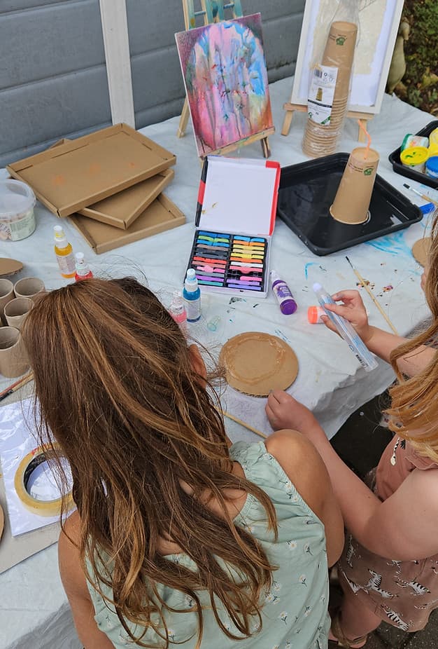 Kinderen aan het knutselen tijdens een Laurant Kids Atelier workshop